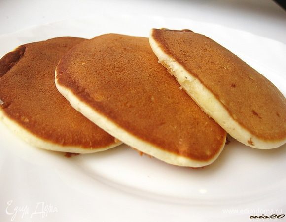 Подавать с любимым вареньем, джемом и .т.п.
Я подавала со своим домашним Клубничным вареньем пятиминуткой.
