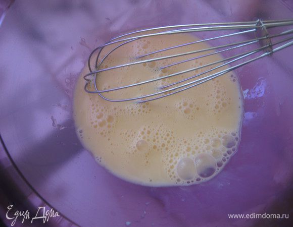 Венчиком взбить яйца с солью, добавить молоко.