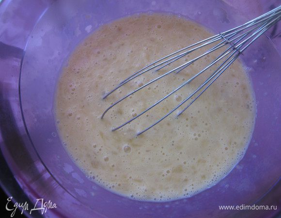 Добавить в яично-молочной смеси.