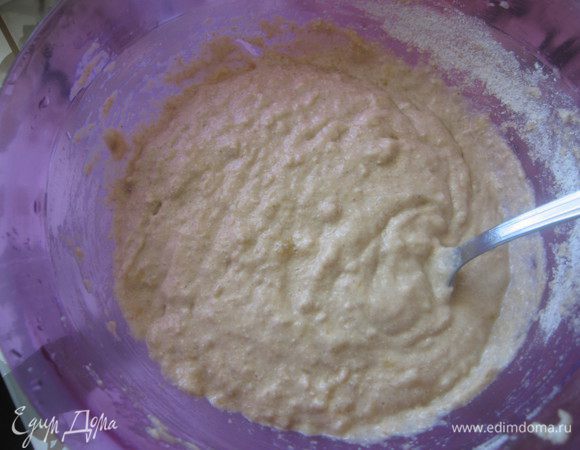 Частями подмешать муку. Тесто должно получится как густая сметана.
