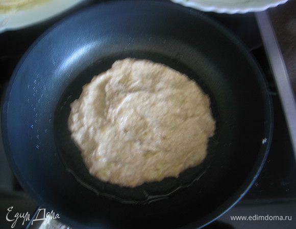 Сковородку совсем чуть-чуть смазать растительным маслом, выкладывать по 1 ст. ложке теста, равномерно распределить, жарить 1-2 минуты каждую сторону.