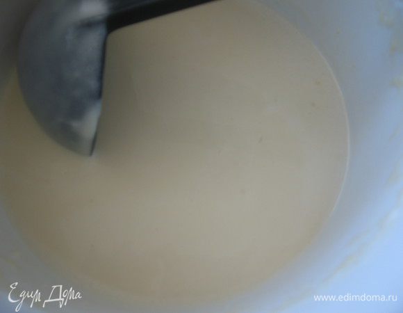 Взбить яйца с сахаром, солью. На малых оборотах добавить молоко, частями муку, растительное масло.  Миску с тестом накрыть полотенцем и оставить на час отдохнуть.