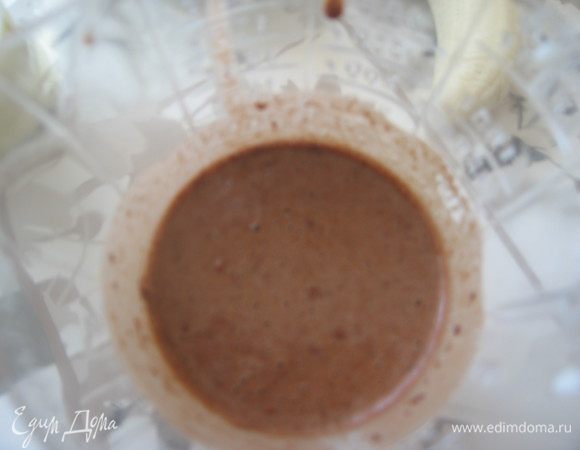 1/8 часть теста ( примерно) отлить в емкость с носиком( у меня это мерный стакан), добавить 1 ст. л. сахара и какао, хорошо размешать.