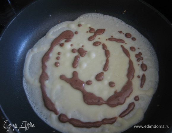 На сковородку без масла наливаем меньше половины половника теста, сверху наливаем хаотично смесь с какао. делаем все очень быстро.Переворачиваем на другую сторону буквально на секунд 30.