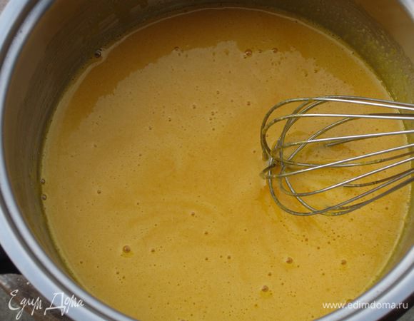 Венчиком растереть желтки с сахаром и тонкой струйкой влить горячее молоко, хорошо перемешать. Поставить на слабый огонь и нагреть до 80 °С (примерно 15 минут), постоянно помешивая. Снять с огня.