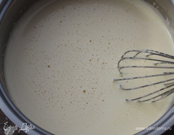 Добавить измельченный шоколад и хорошо перемешать до его полного растворения. Желатин отжать, растопить на водяной бане и ввести в крем. Хорошо перемешать. Остудить.