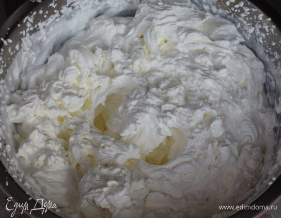 Сливки взбить с сахарной пудрой до устойчивых пиков и аккуратными движениями ввести в крем.