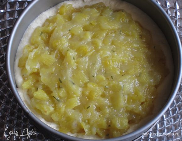 Сборка торта: в разъемное кольцо выложить корж. С помощью кондитерского мешка выложить по кругу крем. В центр выложить ананасовую начинку.