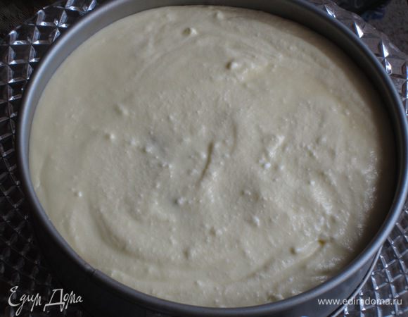 Сверху выложить 2/3 крема, разровнять.