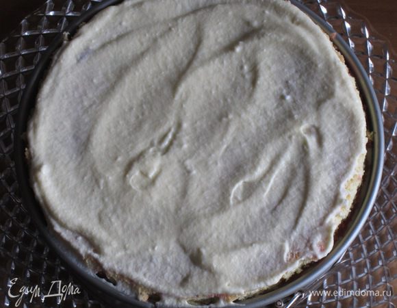 Накрыть вторым коржом (пропитанной стороной вниз). Сверху нанести тонкий слой крема и поставить в морозильную камеру на 2 часа.