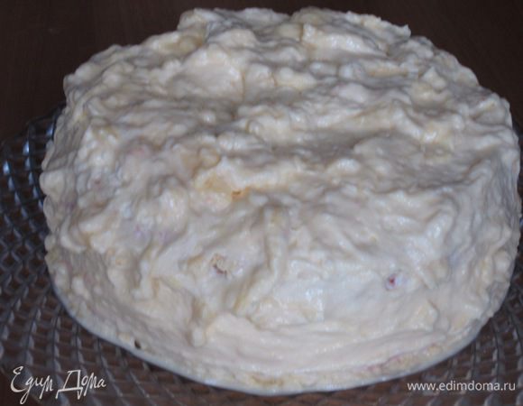 Нанести крем на всю поверхность торта.