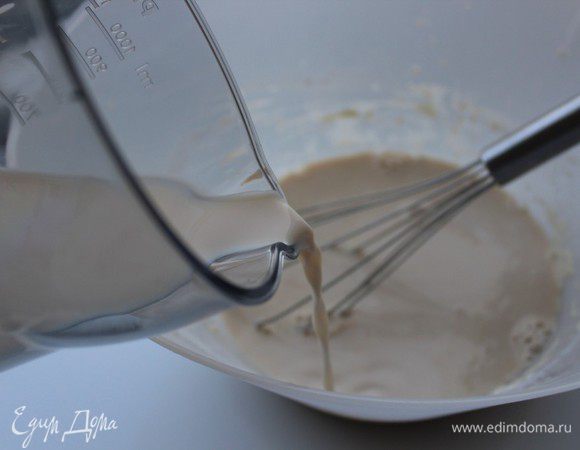 Растереть дрожжи со 150 г муки, добавить 300 мл подогретого молока и хорошо перемешать. Всыпать половину нормы сахара. Затем долить остальное молоко, накрыть полотенцем и поставить в теплое место на 1 час