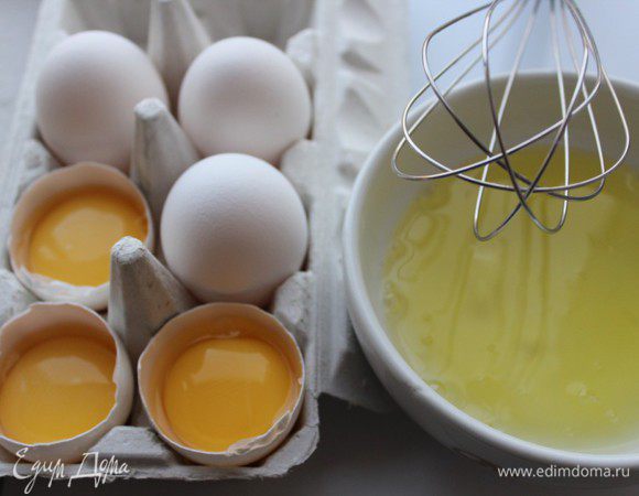 Яйца разделить на желтки и белки.