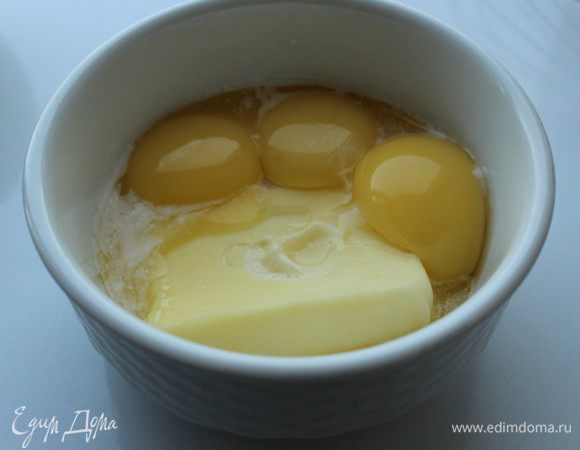 Перемешать желтки с размягченным сливочным маслом...