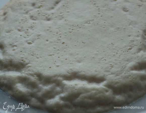 Добавить желтки с маслом в опару, добавить  остальной сахар и щепотку соли. Через сито всыпать оставшуюся муку. Перемешать. Поставить в теплое место еще на 1 час.