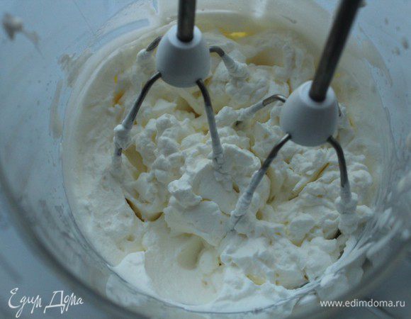 Взбить сливки.