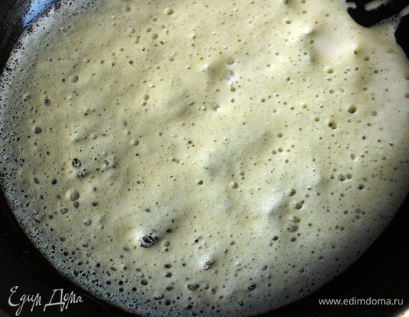 Выпекать на разогретой смазанной растительным маслом сковороде с обоих сторон. Если вы будете блины фаршировать, то достаточно их обжарить только с одной стороны.