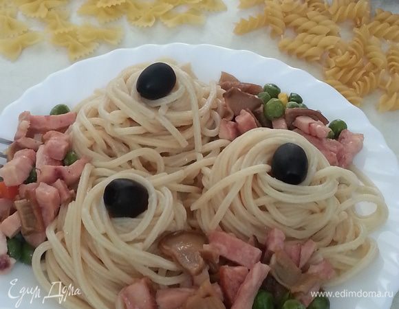 Выкладываем спагетти, выкладываем грибы, овощи и ветчину. Спагетти поливаем оставшимся соусом. Выкладываем яйца экзотических птиц в гнезда и зовем детей.