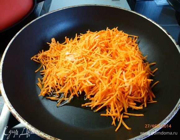 Готовим мясную начинку. Лук и морковь натираем на терке, обжариваем на оливковом масле пару минут до мягкости.