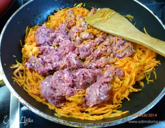 Добавляем фарш. Фарш у меня смешанный, 40% свинины и 60% говядины. Разбиваем все комочки. Обжариваем 5 минут.