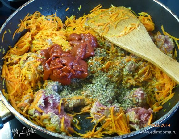 Добавляем томатную пасту, майоран, солим, перчим. Если начинка получается сухая, можно добавить немного воды или бульона.
Мясная начинка готова.