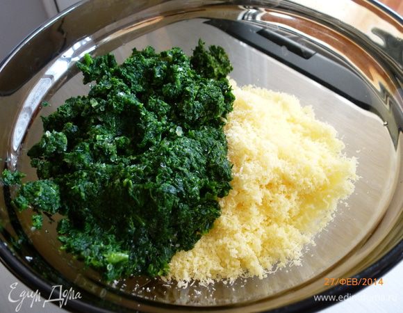 Готовим начинку из шпината. Измельчаем в процессоре листья шпината (я использовала замороженные). Натираем на терке сыр.