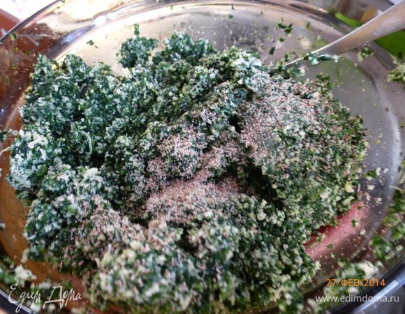 Перемешиваем сыр со шпинатом, солим, перчим, приправляем мускатным орехом. 
Начинка из шпината готова.