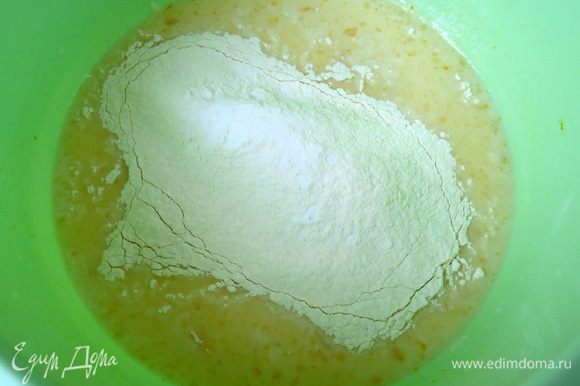Муку просеять в чашу к жидким ингредиентам, хорошо взбить миксером, чтобы не было комочков, в конце добавить растительное масло.