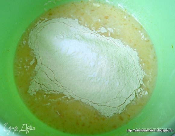 Муку просеять в чашу к жидким ингредиентам, хорошо взбить миксером, чтобы  не было комочков, в конце добавить растительное масло.
