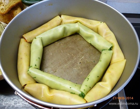 Второй круг со шпинатом. И так чередуем, пока не закончатся каннеллони. 