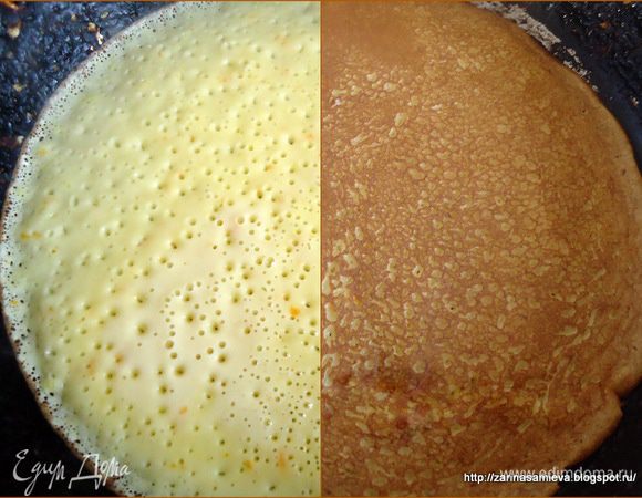 Сковороду хорошо разогреть.  Перед выпечкой первого блина сковороду смазать маслом, после этого делать не надо.  Выпекать блинчики с двух сторон до золотистого цвета. Каждый готовый блин укладывать в стопочку и смазывать растопленным сливочным маслом.
