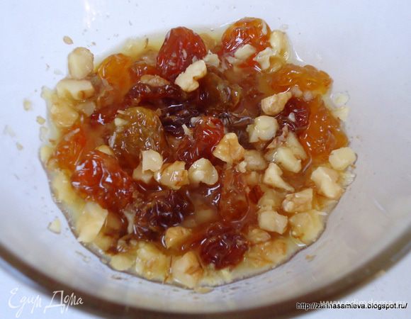 Для сервировки блинов изюм распарить, орехи порубить, смешать вместе с апельсиновым сиропом. 