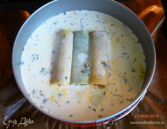 Выливаем подливу в каннеллони. Запекаем в духовке 30 минут при 180 градусах. По истечении времени посыпаем пирог тертой моцареллой ( которая для пиццы используется), запекаем еще 5 минут до золотистого цвета (можно включить гриль).