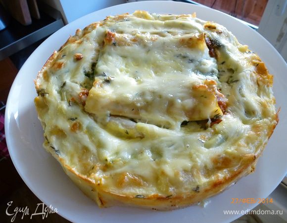 Готовый пирог остужаем прямо в форме. Перекладываем на блюдо, режем и наслаждаемся! Приятного аппетита!