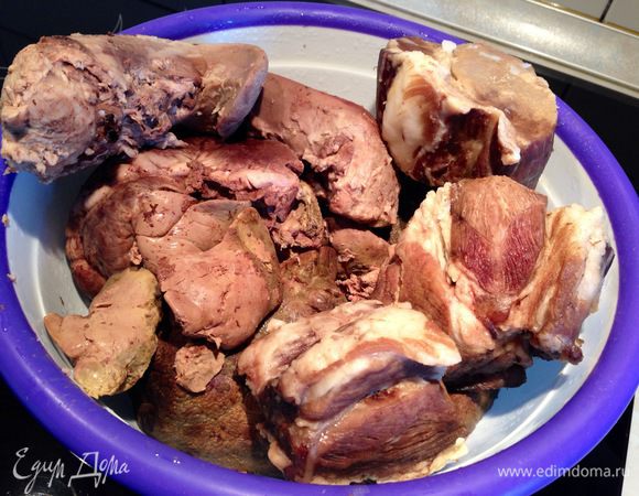 Языки, легкие, сердце, печень и мясо отварить до готовности с луковицей, лавровым листом, перцем горошком и солью.  Я делала это в мультиварке в режиме "Тушение" 2 часа...