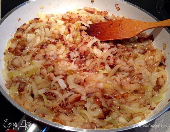 Приготовить шкварки - нарезанный бекон обжарить с луком до золотистости...