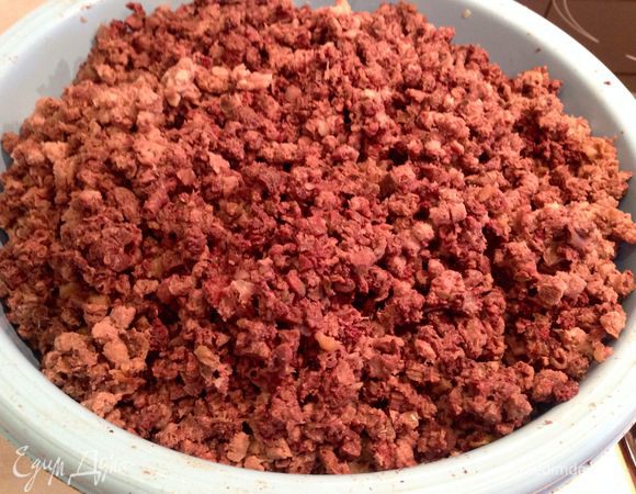 Отваренные субпродукты, гречку и шкварки с луком пропустить через мясорубку с крупным решетом. В полученный фарш добавить молоко, посолить и приправить специями по вкусу. Хорошо перемешать...