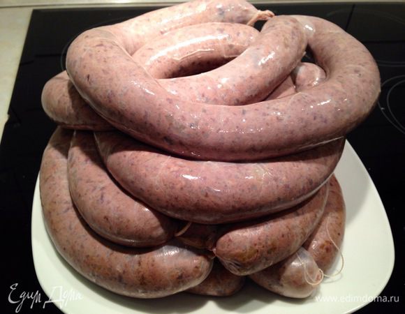 Подготовленные кишки начинить фаршем и сформировать колечки...