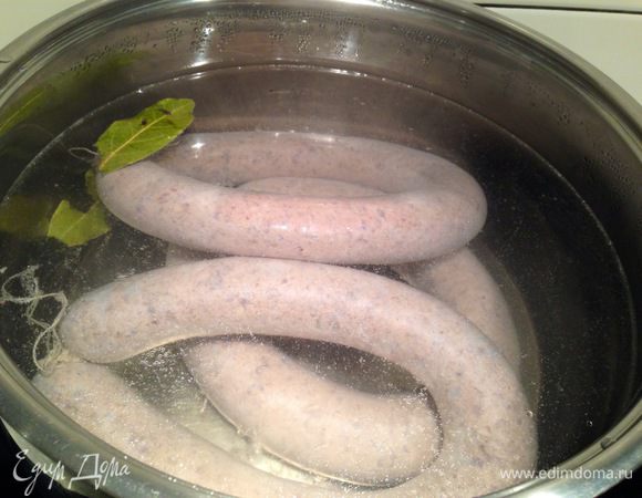 Отварить колбасу в подсоленной воде в течение 15 минут...