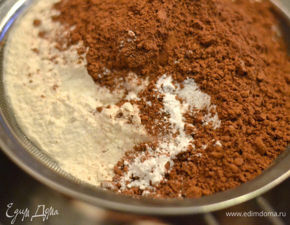 Включить духовку на температуру 180 градусов.Просеять муку,какао-порошок,разрыхлитель и щепотку соли.