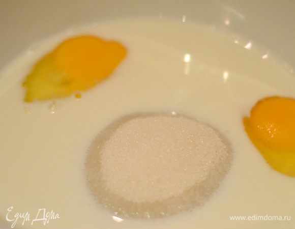 Растопить сливочное масло. В отдельной емкости соединить яйца,молоко и остуженное сливочное масло,добавить сахар и венчиком все взбить.