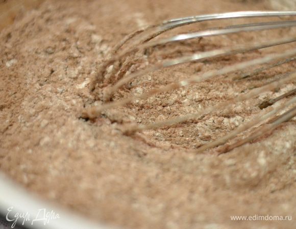 К этой смеси добавить сухие ингредиенты и венчиком перемешать до однородности.
