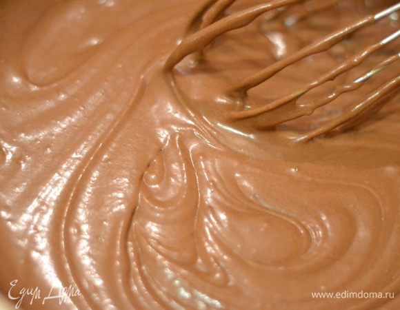 Добавить несколько капель ванили,получается ароматная и очень шоколадная масса.