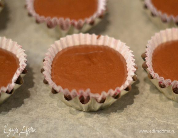 Вылить тесто в формочки и выпекать около 25-30 минут.