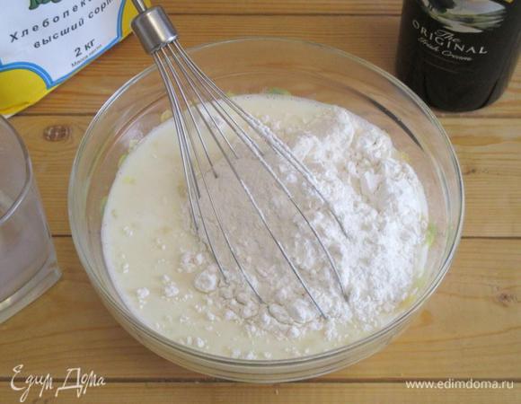 Добавьте муку и тщательно перемешайте, затем добавьте растительное масло и снова перемешайте.