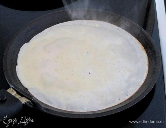 Жарьте тонкие блинчики на сковородах с тефлоновым покрытием или на чугунных без смазывания их маслом, т.к. масло уже есть в составе теста.
Приятного чаепития, веселой Масленицы!
