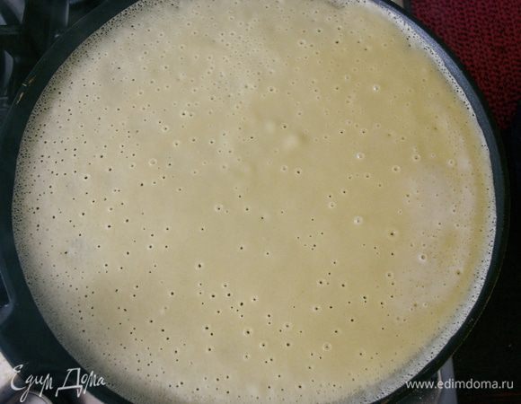 Испечь блины по Вашему любимому рецепту... Я делала по привычному для меня рецепту и готовила двойную порцию от указанной нормы продуктов. Смешать все ингредиенты (кроме воды-кипятка). Взбить в помощью миксера. В конце разбавить полученное тесто стаканом крутого кипятка и приготовить тесто для блинов. А еще в данном случае можно испечь все (или часть) блинов с добавлением какао-порошка. И сделать блинный Тирамису с шоколадными блинчиками..., или чередовать обыкновенные блинчики с шоколадными. ))))