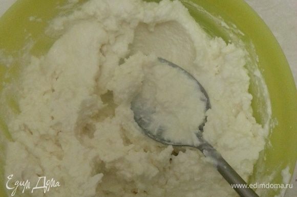 Измельчаем в чаше блендера адыгейский сыр, творог и йогурт до пастообразного состояния.