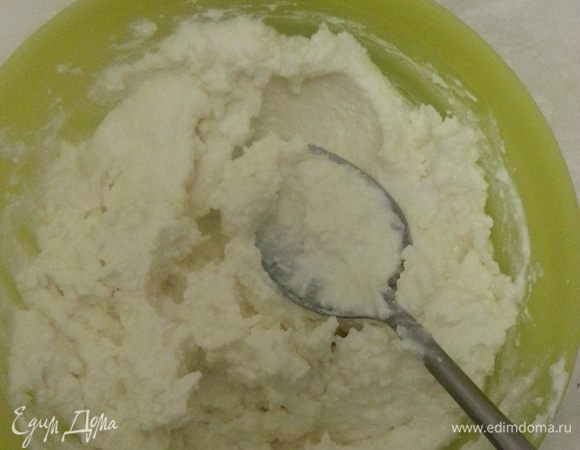 Измельчаем в чаше блендера адыгейский сыр, творог и йогурт до пастообразного состояния.