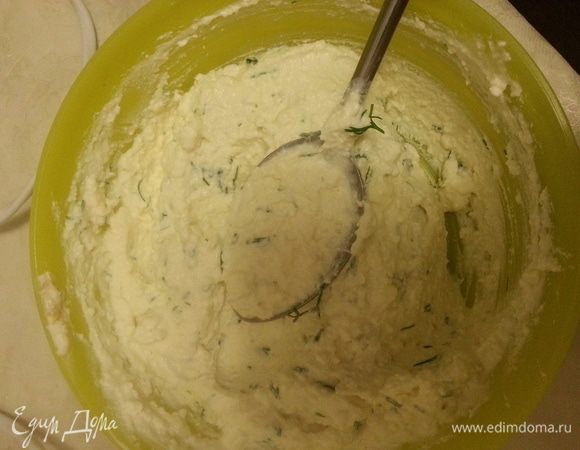 Добавляем горчицу и рубленый укроп, перемешиваем.
